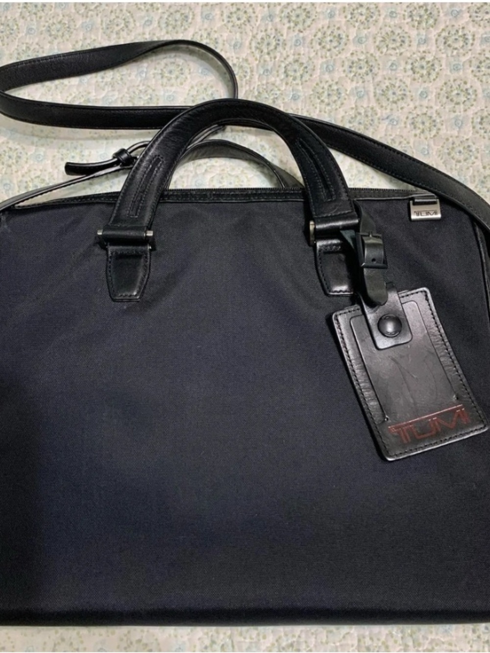 Tumi Black Shoulder Tote Bag Handles Red Lining ID Folk Laptop Zip